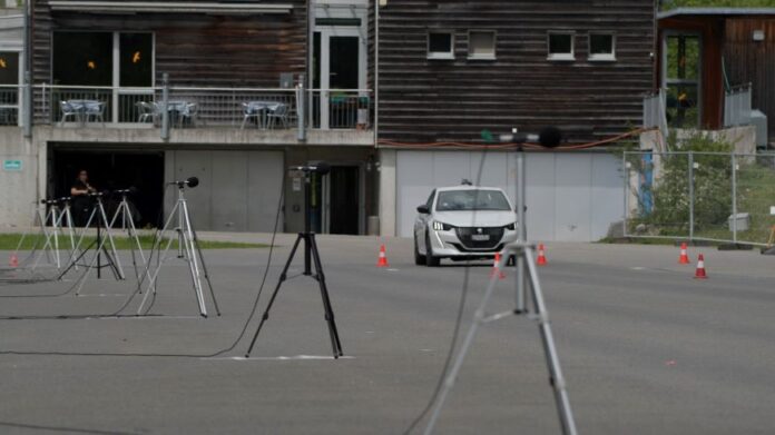 empa-Laerm_Elektrofahrzeuge Auf der rund 100 Meter langen Teststrecke im TCS Fahrzentrum Stockental analysierten die Empa und der TCS den Lärmpegel von Elektro- und Verbrennungsfahrzeugen – bei konstanter Geschwindigkeit und beim Beschleunigen. Foto: TCS