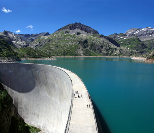 Wie eine nachhaltige Energieversorgung möglich ist Stauseen, wie der Lac d'Emosson in Wallis, sind wichtig für die Energieversorgungssicherheit der Schweiz. Aber auch thermische Speicher und Batterien werden in Zukunft eine Rolle spielen. Bild: Adobe Stock