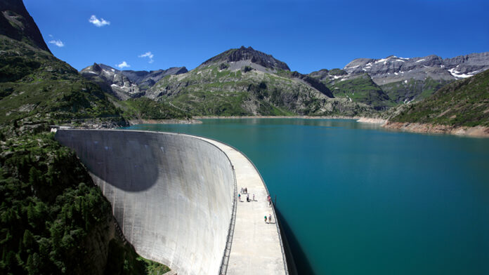 1_empa_energy-supply-security Stauseen, wie der Lac d'Emosson in Wallis, sind wichtig für die Energieversorgungssicherheit der Schweiz. Aber auch thermische Speicher und Batterien werden in Zukunft eine Rolle spielen. Bild: Adobe Stock