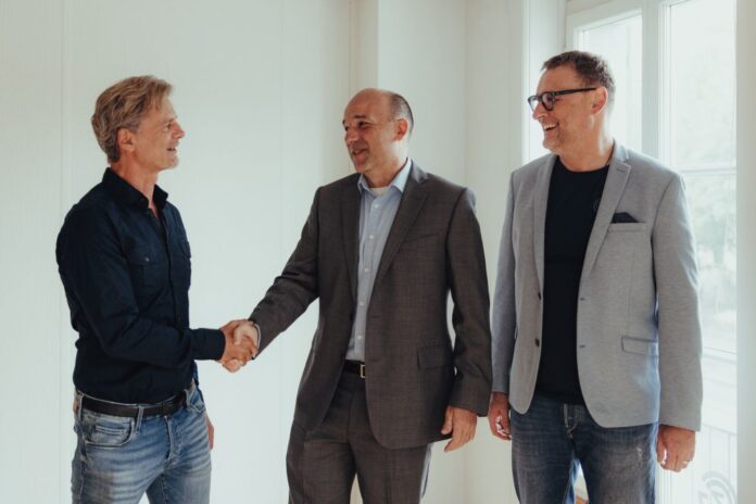 ELCA_GC-kl Alain Sutter (GCZ Sportchef), Ferruccio Lagutaine (ELCA Group COO), Christoph Urech (GCZ Chief Business Officer) - von links nach rechts. Quelle: ELCA.