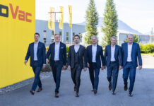 Generationenwechsel in der NeoVac-Gruppenleitung Die neue NeoVac Gruppenleitung ab 1. August 2025 (von links nach rechts): Marc Stadler, Chief Administrative Officer (CAO), Ralph Stadler, Chief Commercial Officer (CCO) und Chris Lanter, Chief Service Officer (CSO). Patrik Lanter führt weiterhin die Unternehmensgruppe als Chief Executive Officer (CEO) und als VR-Präsident der NeoVac Holding AG. Roman Stadler und Ruedi Lanter sind weiterhin im Verwaltungsrat. Fotoquelle: NeoVac ATA AG