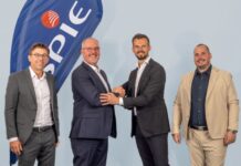 SPIE kauft SD Fiber Von links nach rechts: Edgar Lehrmann (CFO SPIE Schweiz) und Pierre Savoy (CEO SPIE Schweiz) mit Jure Karadza (CEO SD Fiber) und Fabio Ceccarini (CFO SD Fiber). / Bild: Vesna Gajic Photography