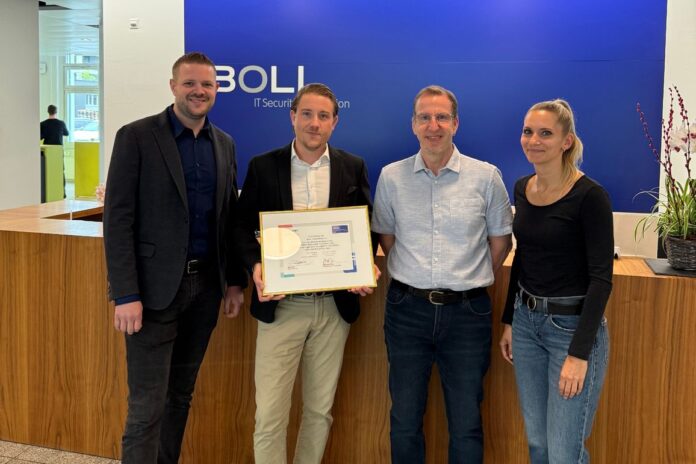 boll BOLL erhält Zertifizierung «Fortinet Specialized FortiSASE Distributor». Im Bild (von links): Valentin Lätt (Senior System Engineer, BOLL) , Roger Christen (Channel Sales Account Manager Switzerland, Fortinet), Ruedi Kubli (Business Development Manager für OT/IoT, BOLL), Lorena Cricco (Product Manager, BOLL)