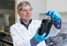 Wie Graphen die Energietechnik revolutionieren Empa-Forscher Jakob Heier mit der Drucktinte, die hochwertiges Graphen enthält – und ist trotzdem günstig herzustellen ist. Bild: Empa