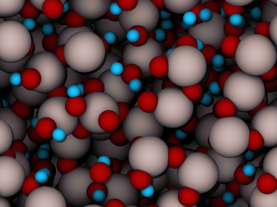 Klarheit aus dem Chaos: Die Aluminium-Atome (grau) und die Sauerstoffatome (rot) liegen im amorphenAluminiumoxid nicht in einer geordneten kristallinen Form vor. Das Modell zeigt ausserdem eingelagerte Wasserstoffatome (blau), die sich an den Sauerstoff binden und so die Materialeigenschaften des Aluminiumoxids entscheidend verändern. Bild: Empa