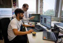 Wie Computermodelle Empa-Forschern helfen Durch innovative Experimente und maschinelles Lernen konnte die ungeordnete Materialstruktur erstmals mit hoher Genauigkeit modelliert werden. Empa-Forschenden unter der Leitung von Simon Gramatte (vorne) und Vladyslav Turlo ist es erstmals gelungen, amorphes Aluminiumoxid mit Wasserstoffeinschlüssen atomar genau zu simulieren. Bild: Empa