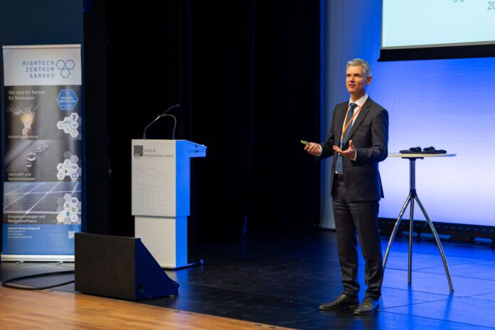 HTZ_12-Jahresanlass-1 Am Jahresanlass des HTZ, der im kultur & kongresshaus aarau stattgefunden hat, gergrüsste Geschäftsführer Martin A. Bopp das Publikum.