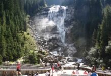 Vom Gletscher zu den wilden Wassern Brücken und Stege führen über die wilden Bäche.