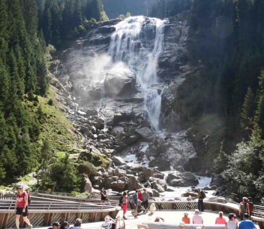 Vom Gletscher zu den wilden Wassern Brücken und Stege führen über die wilden Bäche.