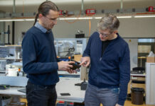 KI-Maschine macht Schluss mit teuren Zählfehlern Fotoquelle HSLU: Vision-basierte Schüttgutzählung, v.l.n.r.: Prof. Klaus Zahn, Jonas Hofstetter