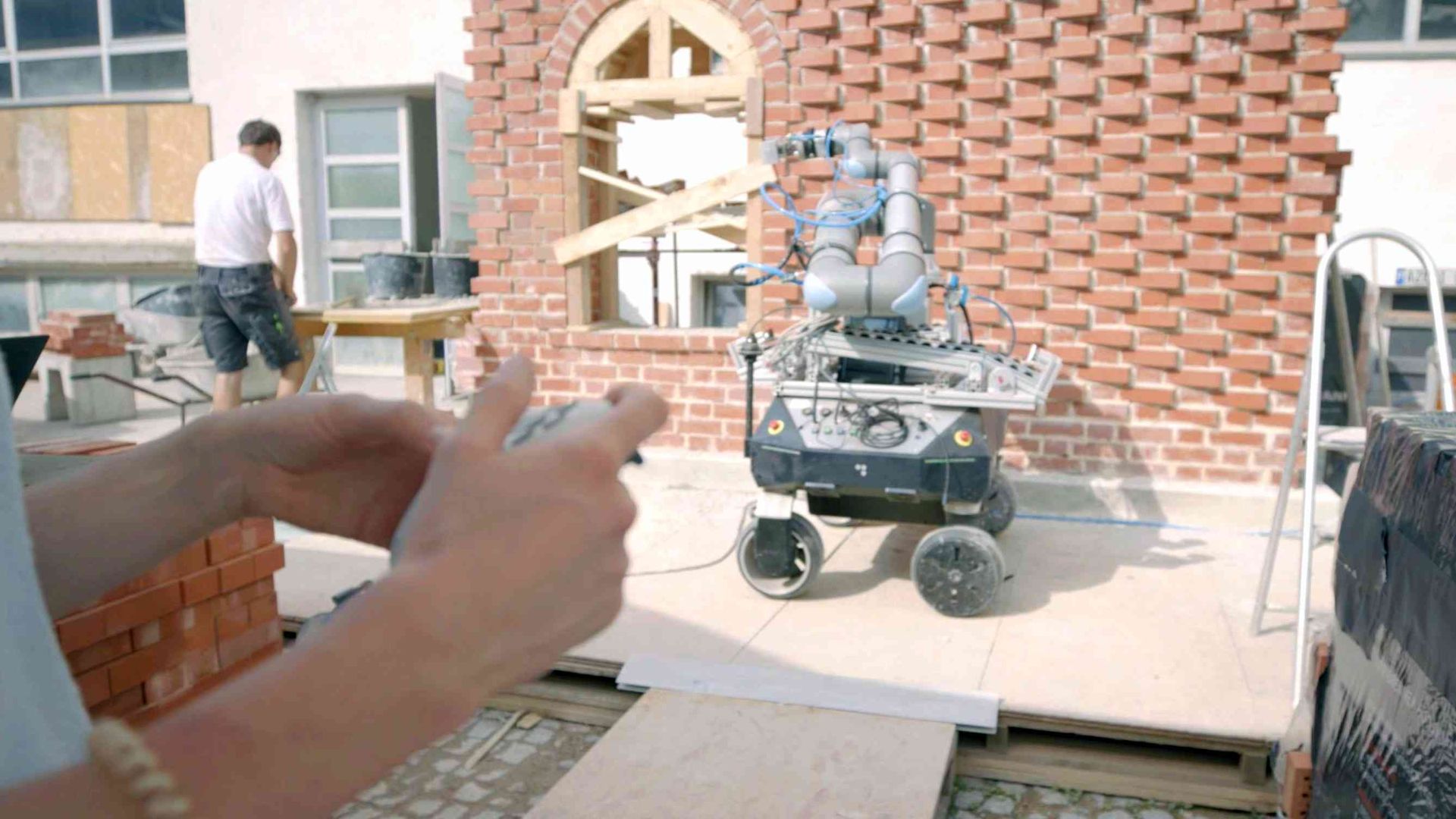 Roboter unterstützen beim Bau einer klimaoptimierten Wand
