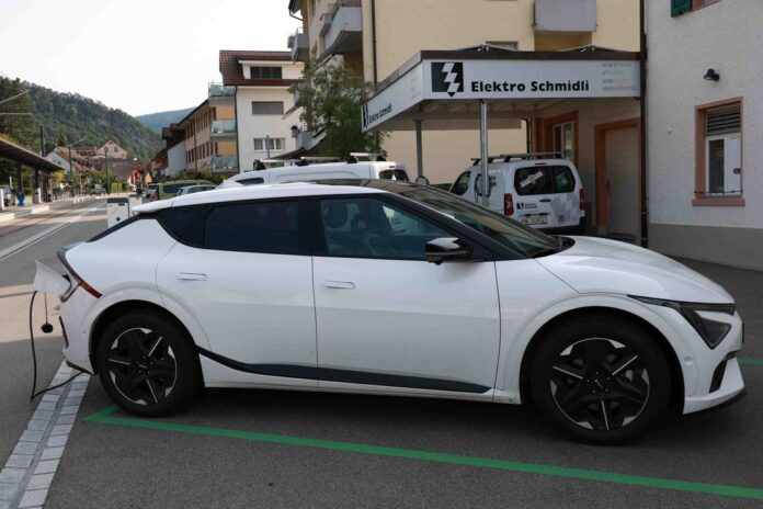 Beim Laden von Elektroautos besteht ein Zielkonflikt zwischen niedrigen Stromkosten und geringen CO ₂-Emissionen. Bild: Beat Eglin, https://www.presstime.ch/.