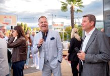 Nomasis feiert das 20jährige Jubiläum gebührend Kabarettist Peter Pfaendler (links) und Nomasis-CEO Philipp Klomp begrüssen die Gäste am Zürichsee.