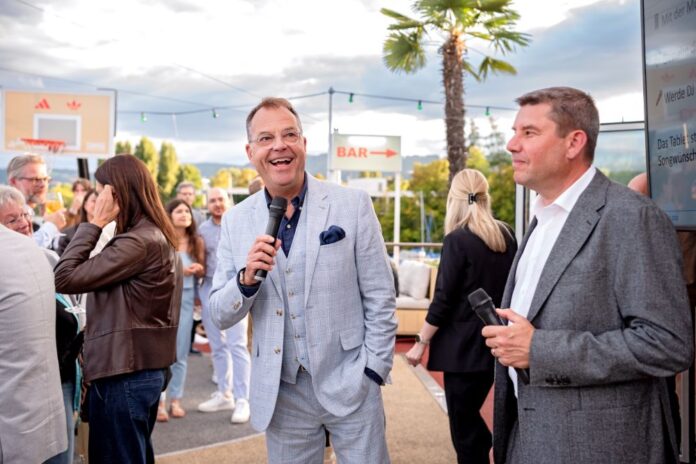 Kabarettist Peter Pfaendler (links) und Nomasis-CEO Philipp Klomp Kabarettist Peter Pfaendler (links) und Nomasis-CEO Philipp Klomp begrüssen die Gäste am Zürichsee.