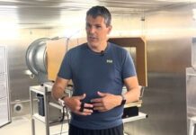 Wie Forscher das Alter voraussagen können Der Empa-Forscher Simon Annaheim vom «Biomimetic Membranes and Textiles»-Labor der Empa in St. Gallen wertet Sensorprototypen in der Klimakammer aus. Bild: Videostill ETH Zürich – Institute für Translationale Medizin