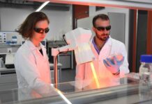 Wie mit Licht Viren abgetötet werden Die Empa-Forschenden Paula Bürgisser und Giacomo Reina vom «Nanomaterials in Health» Labor in St. Gallen. Bild: Empa