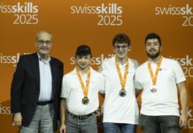 Grindelwaldner Elektroinstallateur Kilian Moser wird Schweizermeister Bundesrat Guy Parmelin gratuliert Kilian Moser, Livio Müller und Jérémie Germanier zu ihrer starken Leistung (v.l.).»