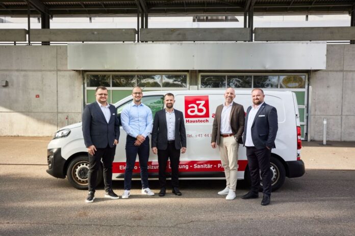 ET_2025_8_pla_Installer-kl Von links nach rechts: Valdrin Aliti (Vorsitzernder der Geschäftsleitung a3 Haustech AG), Andreas Weiss (CFO InstallerGroup Schweiz), Flurim Aliti (Mitglied der Geschäftsleitung a3 Haustech AG), Boris Bischoff (CEO InstallerGroup Schweiz), Korab Haliti (Mitglied der Geschäftsleitung a3 Haustech AG).