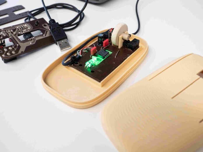 eglin_empa2 Bei dieser Computermaus besteht nicht nur das Gehäuse aus bioabbaubarem Material, sondern auch die Leiterplatte. Bild: Empa