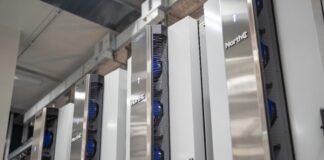 Upgrade auf allen Ebenen Fotoquelle Legrand & NorthC: ColdLogik Active Rear Door Cooler (RDHX) von USystems (Marke von Legrand) im NorthC Datacenter in Münchenstein/BL