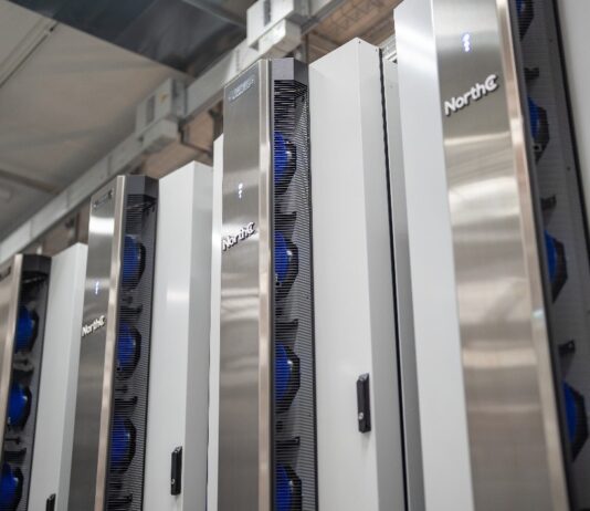 Upgrade auf allen Ebenen Fotoquelle Legrand & NorthC: ColdLogik Active Rear Door Cooler (RDHX) von USystems (Marke von Legrand) im NorthC Datacenter in Münchenstein/BL