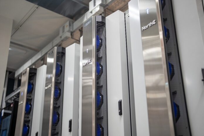 Fotoquelle Legrand & NorthC: ColdLogik Active Rear Door Cooler (RDHX) von USystems (Marke von Legrand) im NorthC Datacenter in Münchenstein/BL