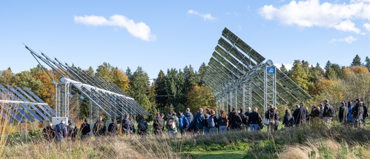 (Foto ZHAW) Die Teilnehmenden machen sich draussen ein eigenes Bild von der Anlage (Foto ZHAW) Die Teilnehmenden machen sich draussen ein eigenes Bild von der Anlage