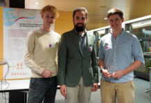 Preis für neues Modell zur Geolokalisierung Studentenprojekt «ReGeo» wird an der «AI@OST-Tagung» ausgezeichnet. (v.l.n.r.): Kevin Löffler (IFS OST), Hannes Badertscher (Leiter a.i. ICAI OST), Tobias Rothlin (Absolvent OST)