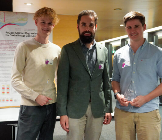 Preis für neues Modell zur Geolokalisierung Studentenprojekt «ReGeo» wird an der «AI@OST-Tagung» ausgezeichnet. (v.l.n.r.): Kevin Löffler (IFS OST), Hannes Badertscher (Leiter a.i. ICAI OST), Tobias Rothlin (Absolvent OST)