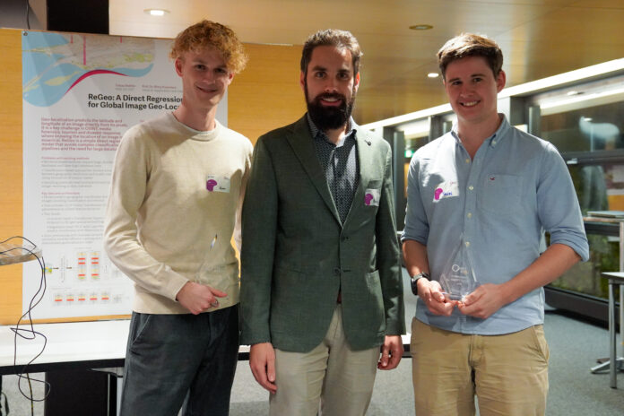 Studentenprojekt «ReGeo» wird an der «AI@OST-Tagung» ausgezeichnet. (v.l.n.r.): Kevin Löffler (IFS OST), Hannes Badertscher (Leiter a.i. ICAI OST), Tobias Rothlin (Absolvent OST)
