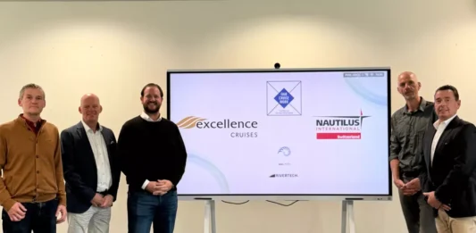Excellence Cruises erhält Award für faire Arbeitsbedingungen Von links: Piet Dörflinger, Nautilus International, Gewerkschaftssekretär Schweiz; Jos Seinen, Rivertech Holding AG, Zug, Nautischer Direktor; Karim Twerenbold, Inhaber/Verwaltungsratspräsident Excellence Cruises; Holger Schatz, Nautilus International, Nationalsekretär Schweiz; Oliver Gerbig, Sea Chefs Cruise Service GmbH, Hamburg, Geschäftsführer.