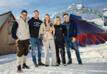 Die Aroser Humorschaufel 2025 geht an Sandra Banholzer v.l.n.r. Moderator Salar Bahrampoori, Arosa Tourismusdirektor Roland Schuler, CEO RAUSCH AG Sandra Banholzer, Stv. Tourismusdirektorin Marion Schmitz und Pascal Jenny, Präsident von Arosa Tourismus. Bild: zVg.