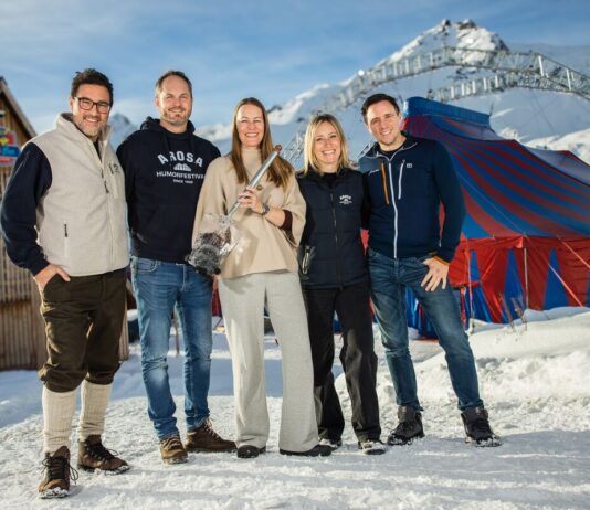 Die Aroser Humorschaufel 2025 geht an Sandra Banholzer v.l.n.r. Moderator Salar Bahrampoori, Arosa Tourismusdirektor Roland Schuler, CEO RAUSCH AG Sandra Banholzer, Stv. Tourismusdirektorin Marion Schmitz und Pascal Jenny, Präsident von Arosa Tourismus. Bild: zVg.