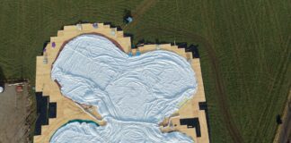 Phänomena in Dietikon in Kugeln Drohnenaufnahme des Phänomena-Ausstellung im Aufbau