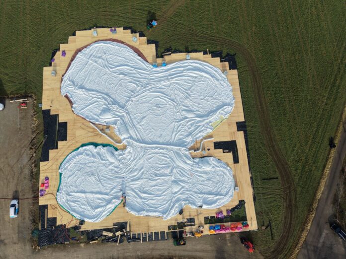 Drohnenaufnahme des Phänomena-Ausstellung im Aufbau