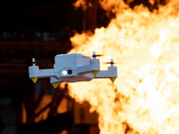 Die FireDrone ist die erste Drohne, die extremer Hitze trotzt. Künftig soll sie Daten direkt aus Gefahrenzonen senden. Quelle: EMPA