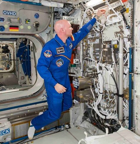 ESA-Astronaut Alexander Gerst installiert den «Electromagnetic Levitator» (EML) an Bord der ISS. An diesem Instrument führte Gerst später auch die Versuche der Empa mit metallischen Gläsern durch. Bild: NASA
