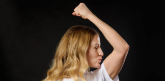 Wie Samsung Schweizer Sportler für die Olympiade unterstützt Mit ihrer Leidenschaft für Geschwindigkeit und Wettkampfgeist steht die Westschweizerin Fanny Smith, Weltmeisterin im Skicross, für Entschlossenheit und Resilienz. Nach mehreren Rückschlägen kämpfte sie sich immer wieder zurück an die Weltspitze. Quelle: Samsung. «‹Open Always Wins› erinnert mich daran, dass wahre Stärke oft aus Offenheit entsteht – daraus Fehler zu akzeptieren, sich immer wieder neu zu erfinden und niemals aufzugeben.», erklärt die leidenschaftliche Skicross-Athletin.