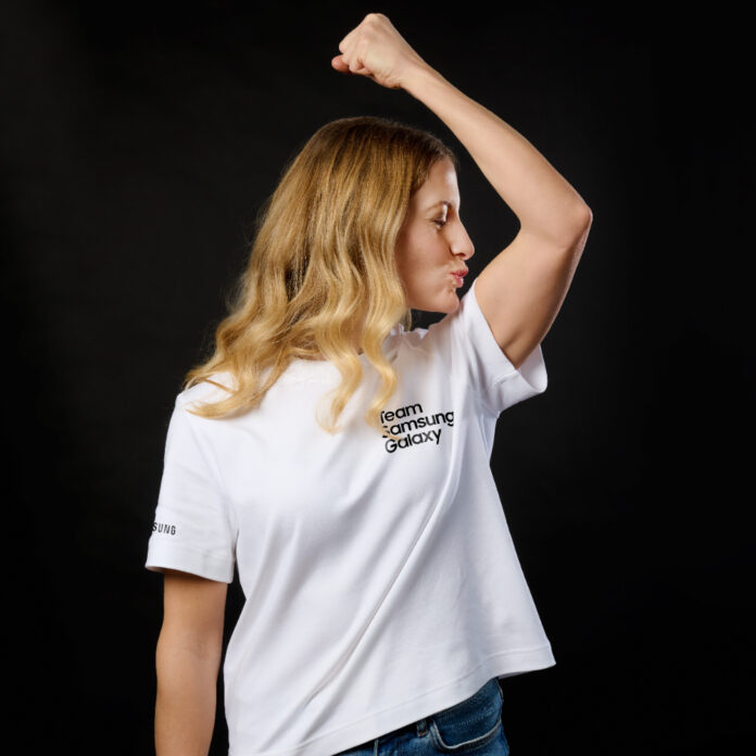 samsung Mit ihrer Leidenschaft für Geschwindigkeit und Wettkampfgeist steht die Westschweizerin Fanny Smith, Weltmeisterin im Skicross, für Entschlossenheit und Resilienz. Nach mehreren Rückschlägen kämpfte sie sich immer wieder zurück an die Weltspitze. Quelle: Samsung. «‹Open Always Wins› erinnert mich daran, dass wahre Stärke oft aus Offenheit entsteht – daraus Fehler zu akzeptieren, sich immer wieder neu zu erfinden und niemals aufzugeben.», erklärt die leidenschaftliche Skicross-Athletin.