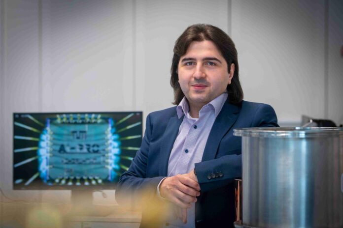 © Andreas Heddergott / TU München; Im Bild: Prof. Hussam Amrouch neben seinem KI-Chip