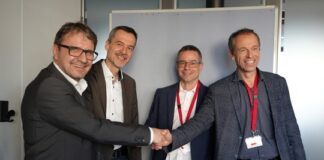 Die BFH und das Bakom partnern Von links: René Dönni (BAKOM, stellvertretender Direktor), Olivier Pauchard (BAKOM, Vizedirektor), Roman Merz (BFH, Fachbereichsleiter Elektrotechnik und Informationstechnologie), Roger Filliger (BFH, Leiter Departement Technik und Informatik ad interim).