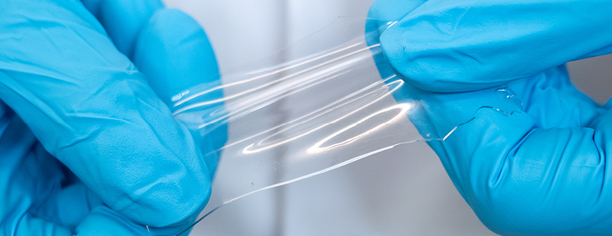 Flexibel: Der feste Elektrolyt auf der Basis von Silikon ist dehnbar und kompensiert dadurch die Hohlräume, die sich beim Laden und Entladen in Feststoffbatterien bilden. Bild: Empa