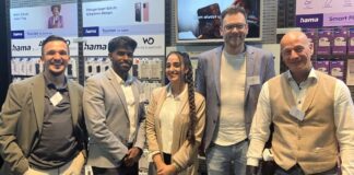 Hama: Wie Glücksgefühle an Messen aufkommen HAMA-Schweiz-Chef Rocco Rossetti (ganz rechts) mit seinem Team. Quelle: insidenews.