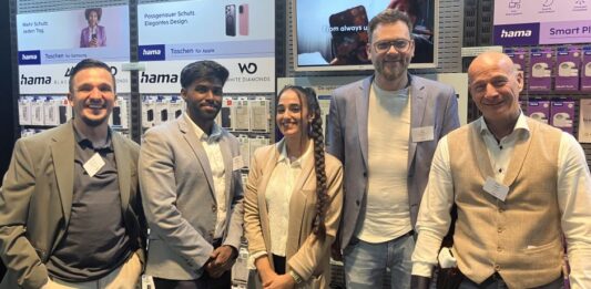 Hama Technics mit smarten Lösungen für Wohnen und Arbeiten HAMA-Schweiz-Chef Rocco Rossetti (ganz rechts) mit seinem Team. Quelle: insidenews.