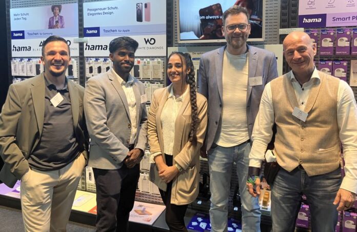 HAMA-Schweiz-Chef Rocco Rossetti (ganz rechts) mit seinem Team. Quelle: insidenews.