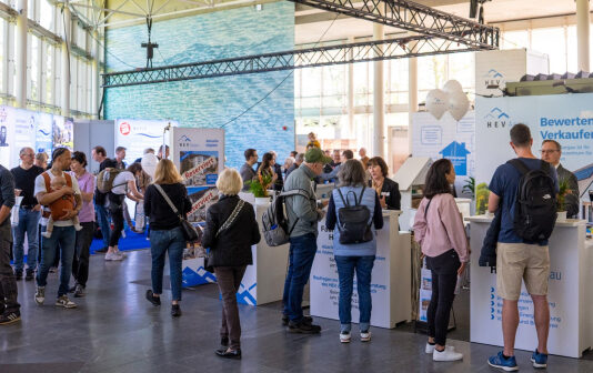 Grosses Interesse fokussierter Messe Foto ZT Fachmessen: Bauen+Wohnen 2026 in Tätig Wettigen