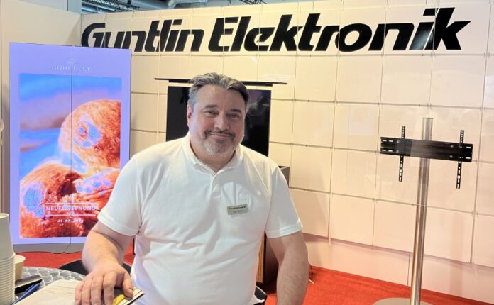 Ivan Cibola am Guntlin-Stand. Quelle: Insidenews.