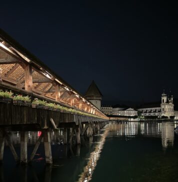 Kapellbrücke in Luzern in neuem Licht Copyright: LIGHTGUIDE: Die Kapellbrücke erstrahlt nachts in neuer Beleuchtung.