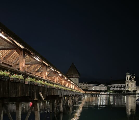Kapellbrücke in Luzern in neuem Licht Copyright: LIGHTGUIDE: Die Kapellbrücke erstrahlt nachts in neuer Beleuchtung.