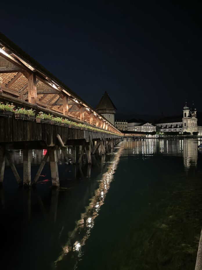 Copyright: LIGHTGUIDE: Die Kapellbrücke erstrahlt nachts in neuer Beleuchtung.